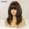 Emmor Fluffy Brown 가발 여성을위한 푹신한 갈색 가발은 앞머리 패션 내열 섬유 5356542와 함께 천연 긴 물결 가발 5356542