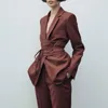 femmes costumes d'affaires brun