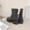 European och American Fashion Show Women's Boots Metal Chain Design Patent läder Splicing slitstarkt yttersula