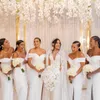 2021 Günstiges weißes schulterfreies Satin-langes Brautjungfernkleid mit Rüschen und geteiltem Sweep-Zug für Hochzeitsgäste