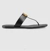 2021 SS Sandaler Classic Luxury Designer Tofflor Kvinnor Människor Mode Casual Tunna Black Flip Flops Ladies Brand Beige Skor med låda