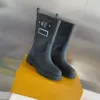 2023 Fashion Rain Boot Boot Buckle Studs محفوظة للطباعة حذاء حذاء مسطح نصف Nubuck Leath