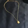 Подвесные ожерелья Золотая маленькая квадратная ожерелье Goodluck Женская корейская версия простой буквы титана INS Clavicle Chain.