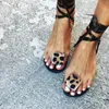 Skor kvinnor som sommarklipp tå leopard strand sandaler damer ankel rem platt tofflor