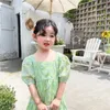 Le ragazze dei capretti di estate di stile coreano vestono i vestiti di modo dei bambini del collare quadrato verde aperto indietro dell'arco maniche a sbuffo E7036 210610