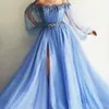 Av axelkvällsklänningen 2022 Puffhylsor Appliques Beaded Tulle Split Light Sky Blue Party Gowns Lavendel Prom Dresses