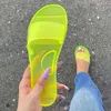 Тапочки Женщины Летние Сандалии Конфеты Цвета Прозрачные слайды Дамы Мода Slip на плоском пляже Открытый Обувь 2021 Желе