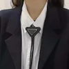 Diseñador para mujer Corbata Para hombre Pajarita Collares Hombres Gargantilla Marca Mujer Triángulo negro Lujo Elegante Jariser simple