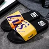 Basketball Football Star Sports Slippers Designer de marca Moda de moda confortável Sandals de borracha praia Slide não deslizamento Flip Flip Sapatos de casa ao ar livre Tamanho 40-45 249