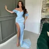 Sexy hübsche hellhimmelblaue Satin-Mermiad-Abschlussballkleider mit schulterfreiem High-Side-Split, formelle Partykleider, Promi-Abendkleid nach Maß M234