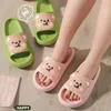 Zapatillas dessin animé femmes hommes pantoufles mignon ours maison Slip-on salle de bain tongs femme plage sandales chaussures