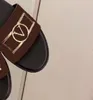 2021 슬라이드 슬라이드 T-String 샌들 브라운 비치 캐주얼 신발 가죽 알파벳 여성 여자 물가 35-41 케이스와 먼지 가방