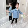 Cappotto da ragazza in denim con motivo floreale Lettera per ragazza Abbigliamento primavera autunno per bambini 210527