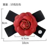 Pins, broches koreaanse mode schattige romantische lederen camellia bloemen boog broche sieraden luxe revers pin badge bowknot tas vrouwen accessoires