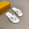 Designer Waterfront Slider Sandals Mężczyźni Kobiety Sandals Sandals Buty Przesuń Szerokie płaskie śliskie gęste sandały piszczącej klapki z pudełkiem