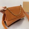 Autunno Nuova Pelliccia Borse da donna Spalla singola Messaggero Busta Postino Borsa trapezoidale Hardware LOGO Ciondolo Tracolla staccabile Dimensioni 25 * 16 cm