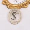 22Style 18K guldpläterade koppar smycken lyx märke designer dubbla bokstäver brosch koreanska enkla kvinnor kristall rhinestone pearl kostym pin mode tillbehör