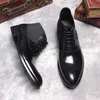 Stivaletti da uomo di lusso Scarpe in vera pelle Scarpe in pelle scamosciata moda con cuciture stringate con punta a punta Stivali da ufficio da sposa neri marroni