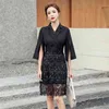 robe courte noire à pompons et sequins