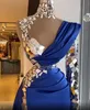 2023 Robes de bal arabes Aso Ebi Luxueux Cristaux de perles Royal Blue Illusion Robe de soirée à col haut Gaine Une épaule fendue M232v