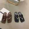 2021 Летние тапочки Корейский стиль Flip-Flops Snake Print Leopard Print Повседневная Женская Летняя внешняя Носить Плоские Обувь