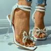 2021 Sommar Kvinnor Casual Shoes Fashion Beach Wear White Sandals Beaded Bowknot Decor Square Toe Pyramid Party High Heels Y0714