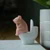 Porco bonito sentado no vaso sanitário PVC modelo de ação de ação decoração mini kawaii brinquedo para crianças presentes crianças decoração 211105