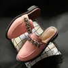 Kvinnors Sandaler 2021 Kedjehotell Röd Tofflor Metal Wrap Flat Luxury Designer Casual Skor Mjukt Läder Skoa Storlek 5-40