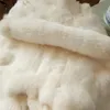 100 Oryginalny dywan królików w białym 4024 cm naturalny w kształcie prawdziwego króliczego futra mata dla mebli DIY Materiał futra królika S 2103925601