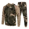 Hombres Camo Chándal con capucha Conjunto de dos piezas Hombres Otoño Ropa exterior Sudaderas Chaqueta masculina Pantalones Conjunto Ropa deportiva 201128