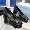 Klassiska damer högklackat båt skor designer läder nitar tjock häl metall klänning skor kvinnors casual loafers 40 meter med låda