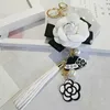 Luxe tas zwart wit vrouw sleutelhanger pluche auto camellia tassen sleutelhanger G1019