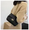 豪華なデザイナーズバッグ小さなハンドバッグの女性の新しい用途ファッションバッグパールシングルショルダーハンドバッグリンギチェーンパック