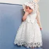 Niemowlę Baby Girls Lace Chrzest Biała sukienka dla malucha Hallow Out A-Line z Cape Party Costume Set 210529