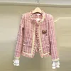 rosa de jaqueta de tweed.