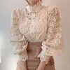 韓国のシックレースブラウス女性ホワイトパッチワークシャツボタンホロウアウトトップスフラワースタンドカラーブルザペタルスリーブブラウス210226