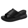 Auf EINEM Keil Schuhe Frau 2022 Hausschuhe Casual Gummi Flip-Flops Pantofle Niedrige Plattform Luxus Sommer Hawaiian Neue Stoff Basic rutschte Y220221