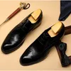 Mode hommes véritable bout d'aile en cuir chaussures habillées bout pointu à lacets richelieu sculpture Oxfords mariage affaires plate-forme chaussures F24