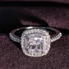 女性のための実質的な925のスターリングシルバーの結婚指輪女性の高級クッションカット4ctシミュレートされたダイヤモンドエンゲージリングフィンガージュエリー