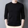 男性用セーターメンズ長袖シャツ2022秋のソリッドカラープルオーバートップシンプルなOネックスリムフィットボトムシャツ春の男性服