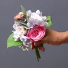 novia púrpura sosteniendo flores