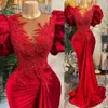 Rote Abendkleider im Meerjungfrau-Stil, arabische kurze Puffärmel, Spitzenapplikationen, Perlenkristalle, Juwelenhals, elastischer Satin, nach Maß, Abschlussball-Party-Kleider