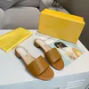 Designer Sandals Kobiety Nappa Skórzane Slajdy Tłoczone napis napis pojedynczy pasek 25mm Mules Lato Outdoor Flats Seksowne buty z pudełkiem nr 271