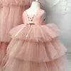 Erröten rosa Ballkleid Blumenmädchenkleider abgestufte Perlen bodenlangen Schnürtüll Kristalle Lilttle Kindergeburtstags-Festzug-Hochzeitskleider nach Maß