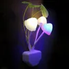 Novità Luce notturna creativa Spina UE / USA Sensore di luce 3 LED Lampada a fungo colorato AC110V 220V Luci notturne per lampadine per bambini AC