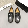 Sonbahar Moda erkek Resmi Giyim Ayakkabı Moda Düğün Ziyafet İş Beyefendi Seyahat Eğlence Bezelye Ayakkabı Rahat Ayakkabı Metal Toka Dekorasyon Yüksek Kalite