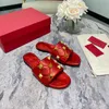 Womens Sandals 가죽 리벳 슬리퍼 고급 디자이너 야외 신발 6.5cm 하이힐 플랫 슬리퍼 크기 35-42 XX-0301