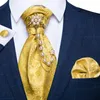 traje de pajarita dorado