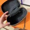 Premium-Retro-Kosmetiktasche in Braun. Fass-Mini-Umhängetaschen aus Premium-Leder mit klassischem Druck und Reißverschluss. Designer-Modehandtasche