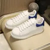 Plattform casual skor män kvinnor läder spetsar överdimensionerade sula sneakers lyxig vit svart sammet mocka tränare jogging promenad sko